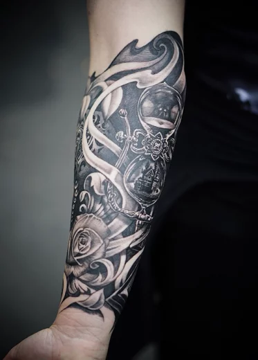 Tatouage noir et gris et ombrage par Julien