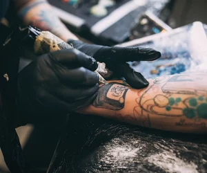 Tatouage par Julien artiste tatoueur